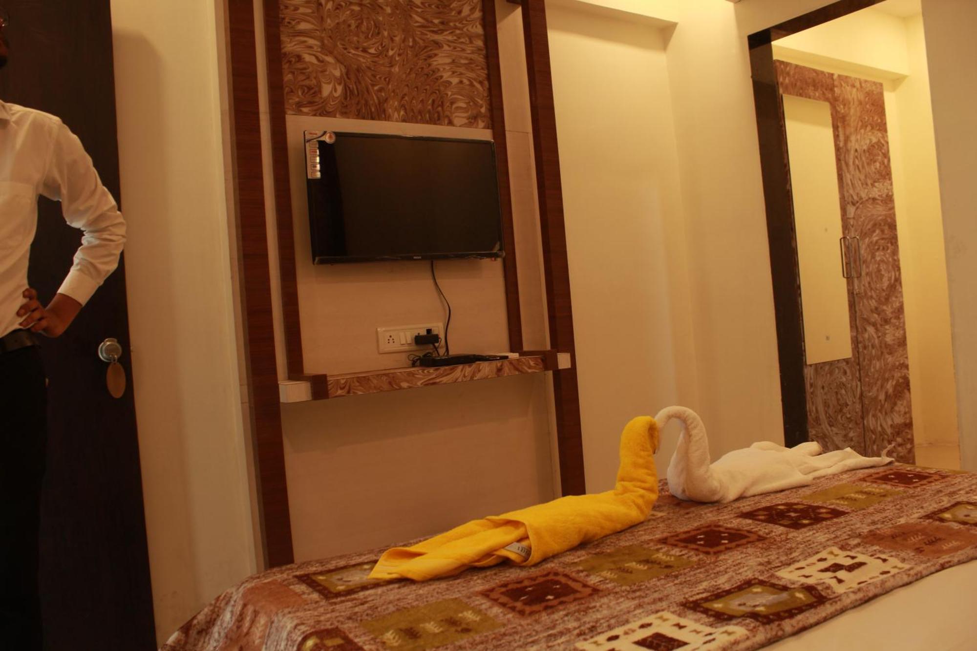 Hotel Skylark Vapi Bagian luar foto