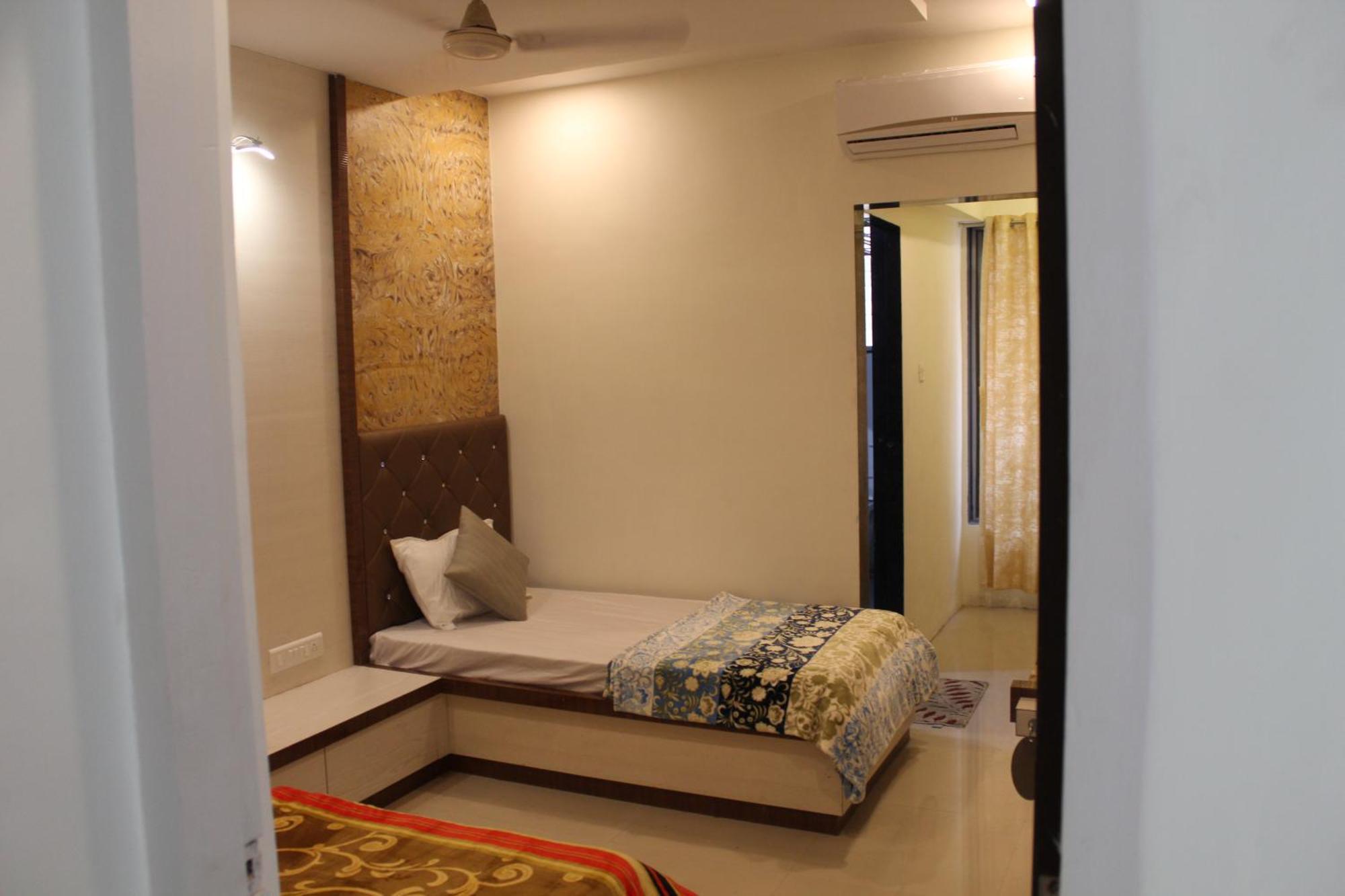 Hotel Skylark Vapi Bagian luar foto