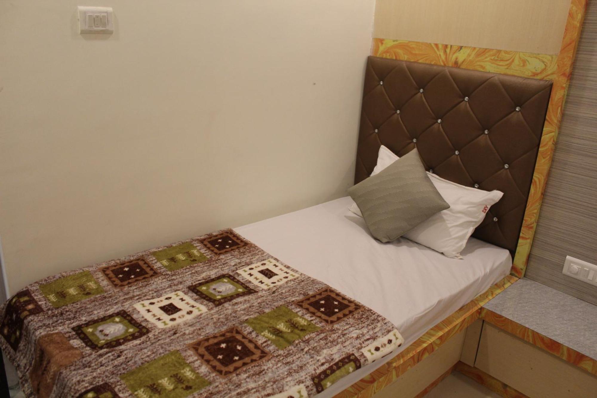Hotel Skylark Vapi Bagian luar foto