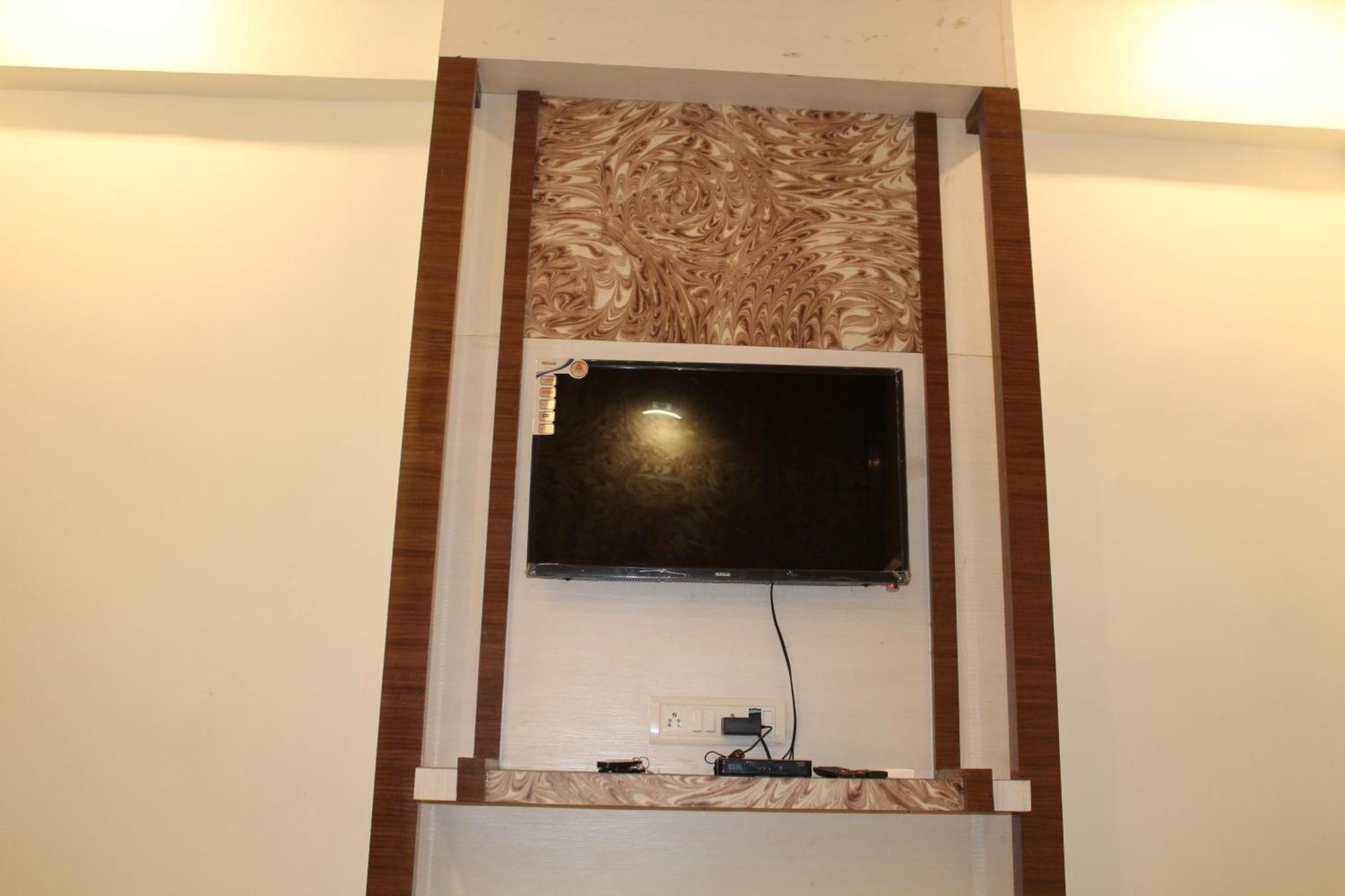 Hotel Skylark Vapi Bagian luar foto