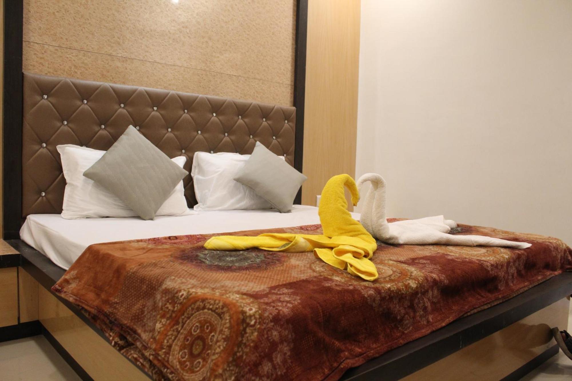 Hotel Skylark Vapi Bagian luar foto