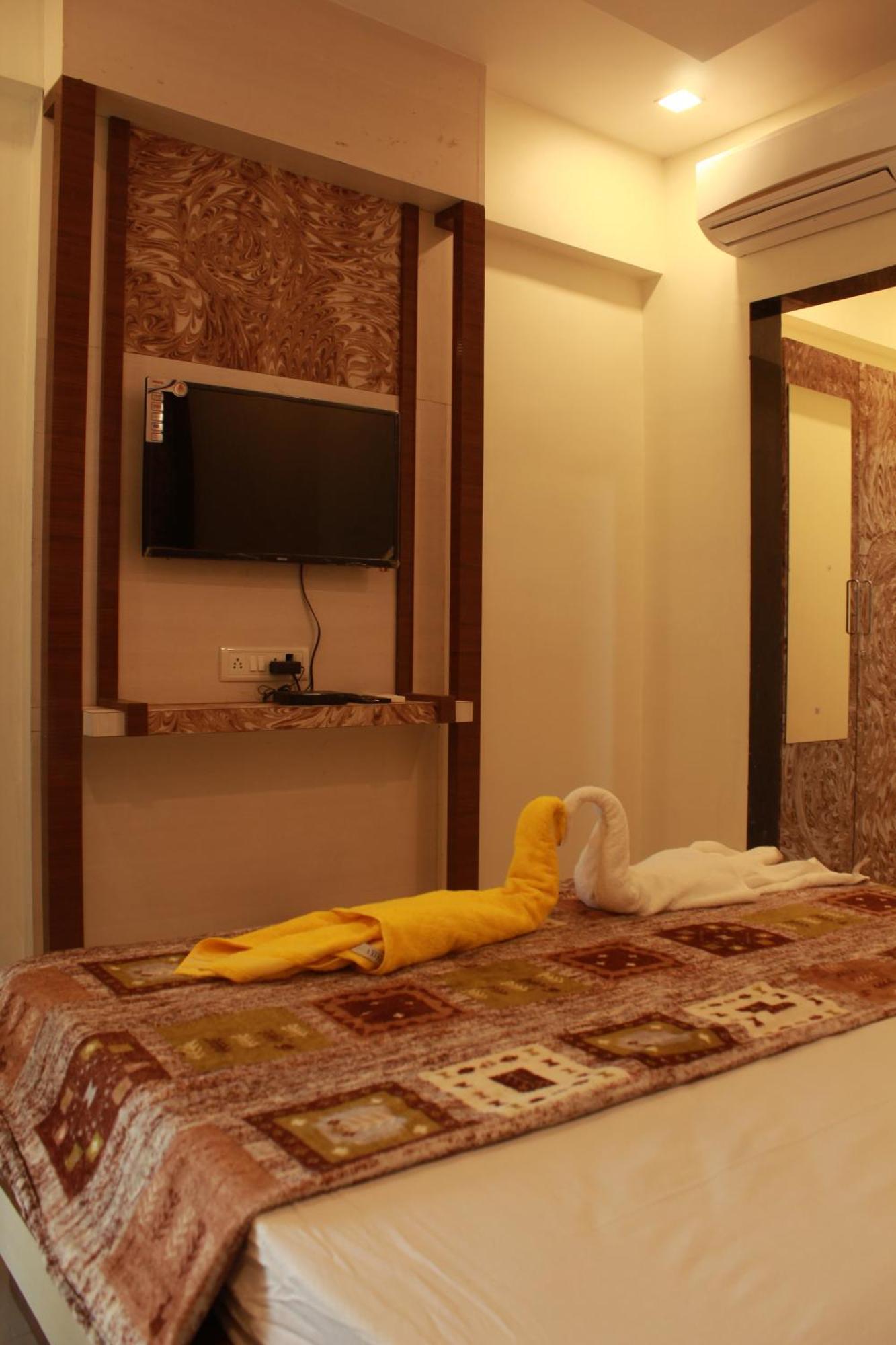 Hotel Skylark Vapi Bagian luar foto