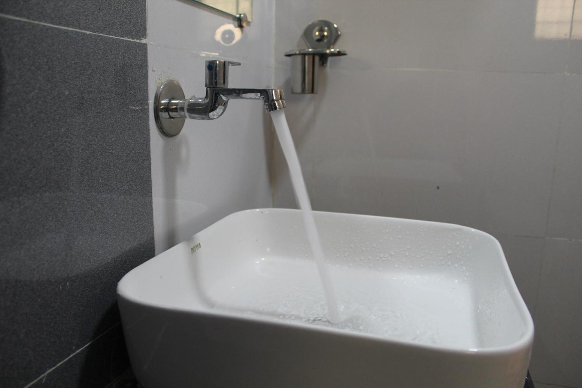 Hotel Skylark Vapi Bagian luar foto