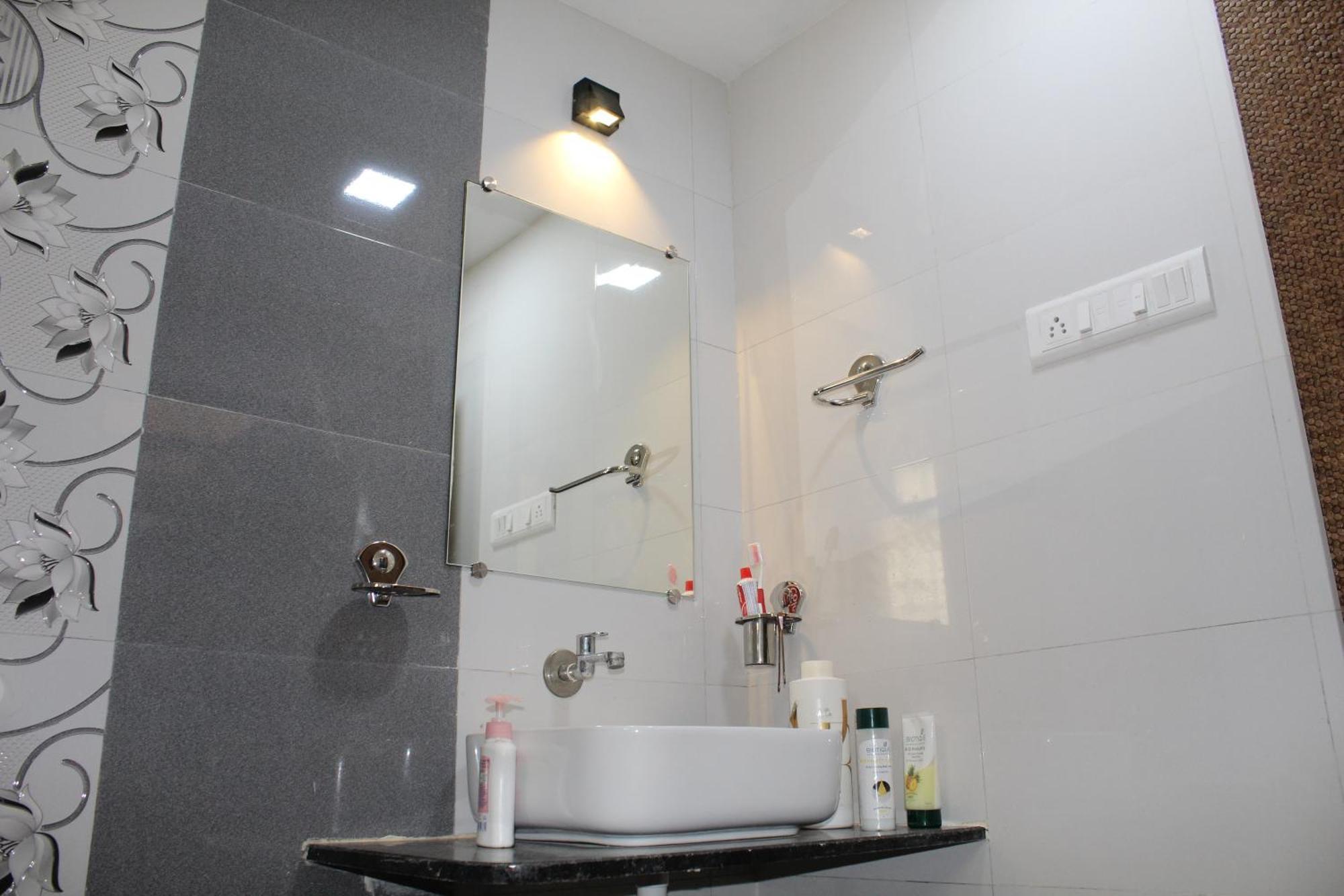 Hotel Skylark Vapi Bagian luar foto
