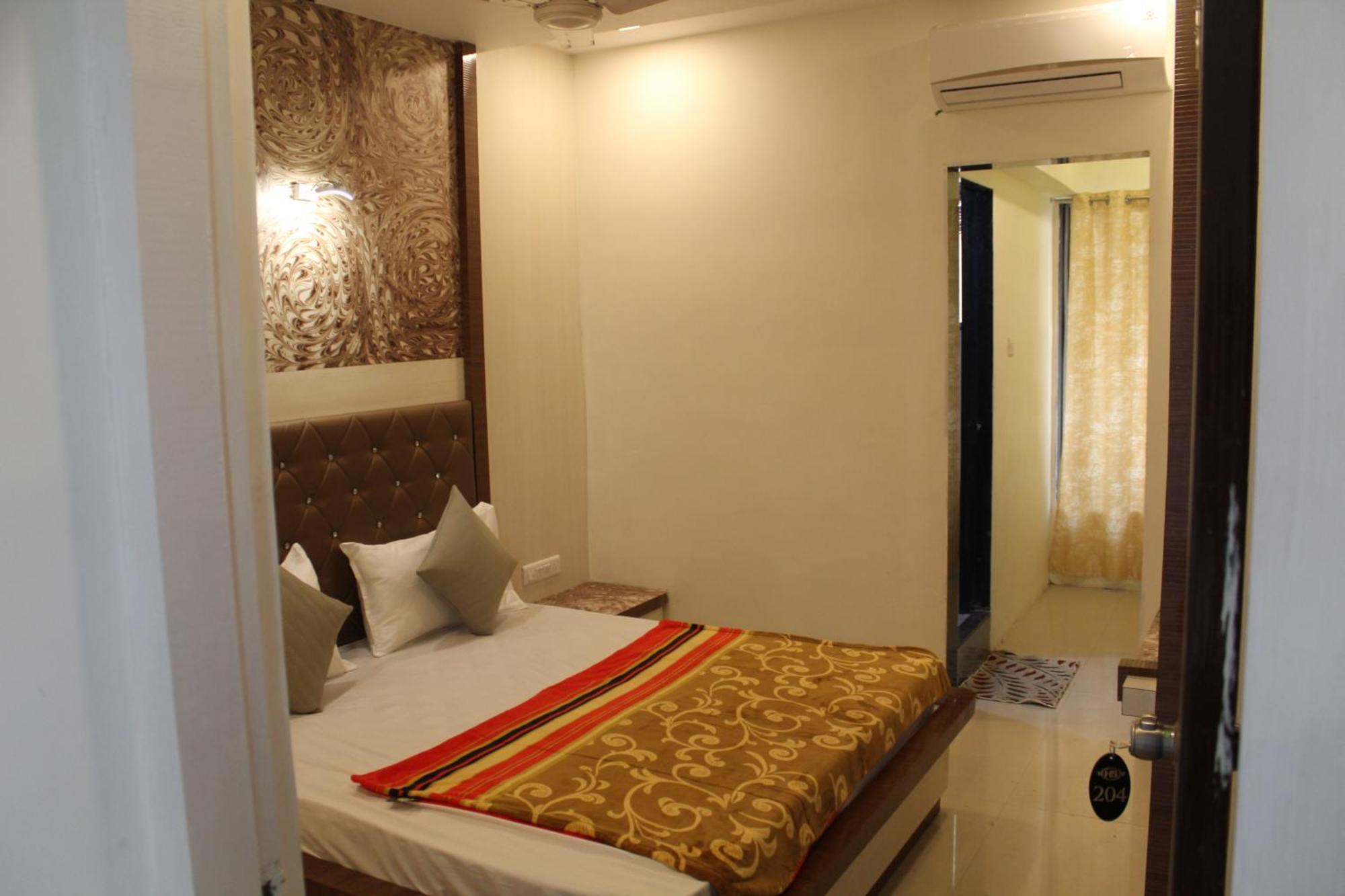 Hotel Skylark Vapi Bagian luar foto
