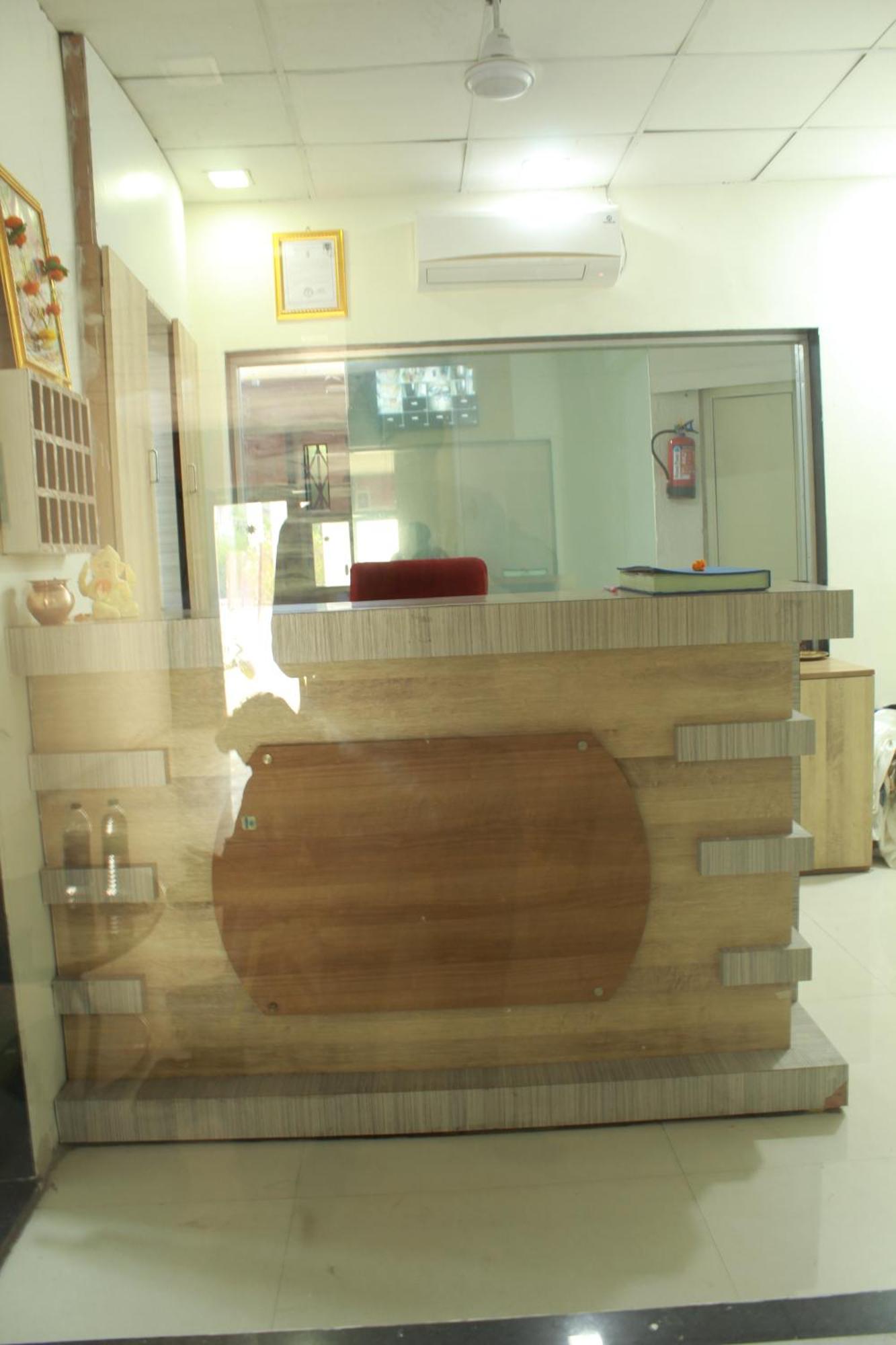 Hotel Skylark Vapi Bagian luar foto