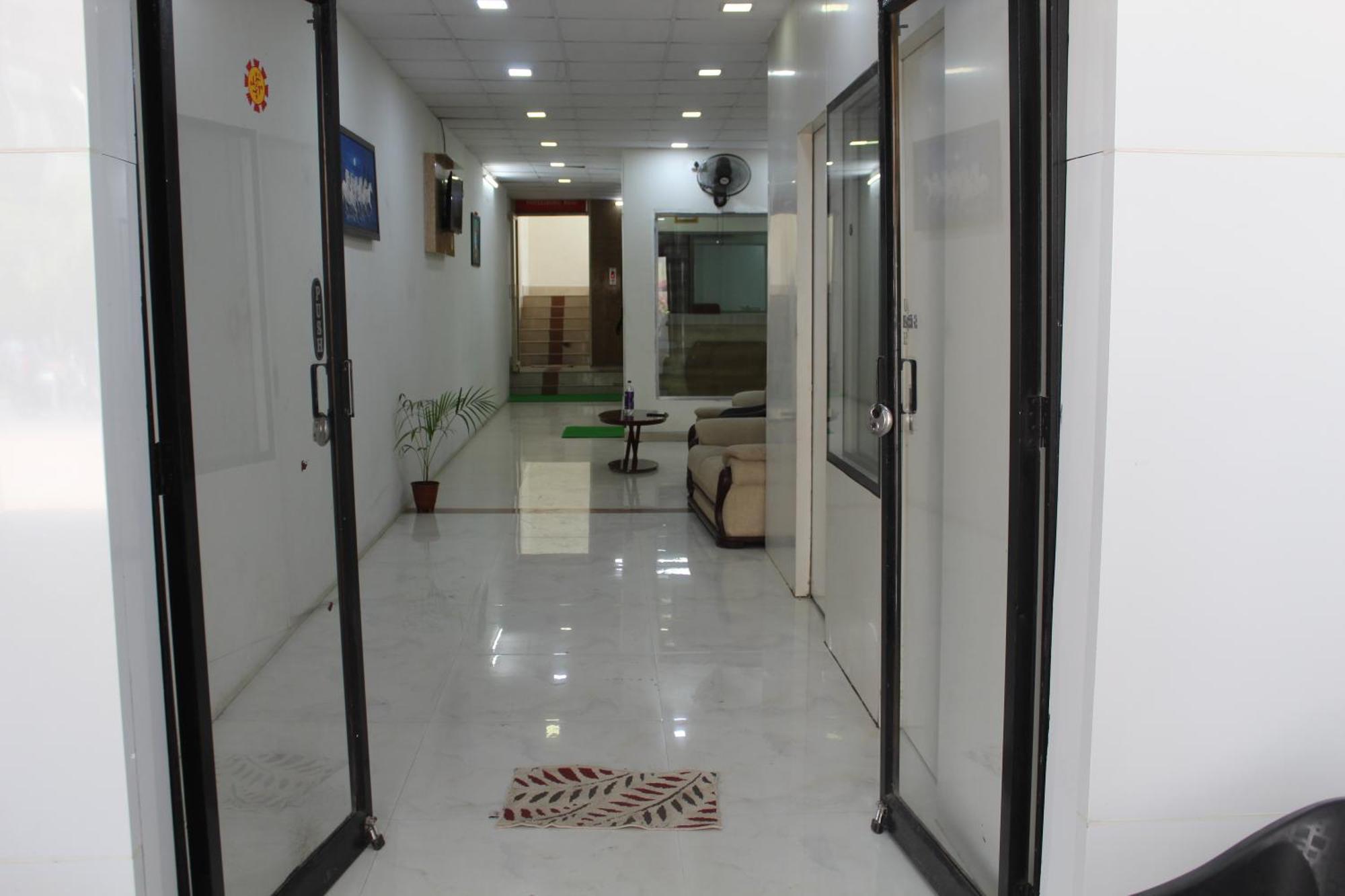 Hotel Skylark Vapi Bagian luar foto