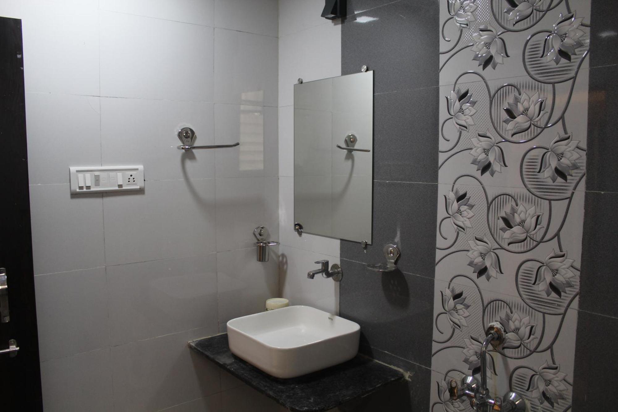 Hotel Skylark Vapi Bagian luar foto
