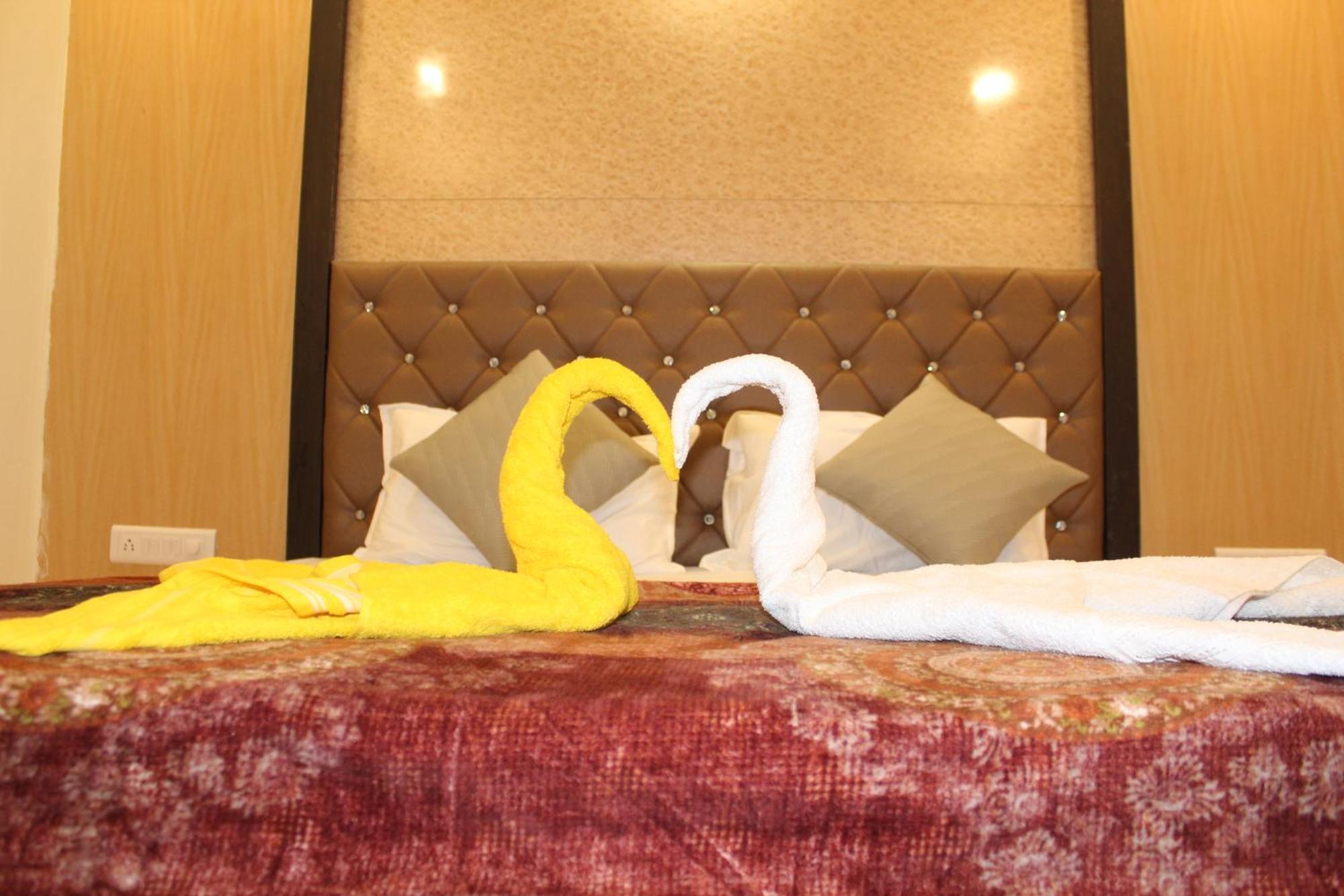 Hotel Skylark Vapi Bagian luar foto