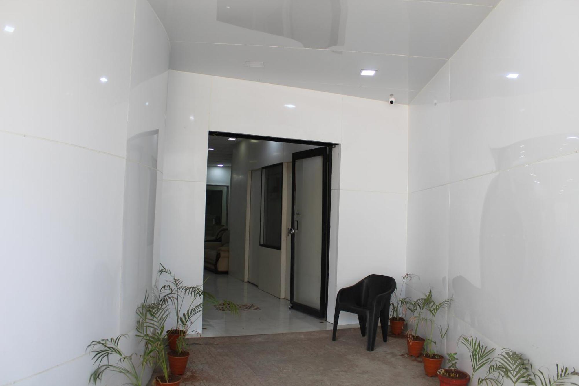 Hotel Skylark Vapi Bagian luar foto
