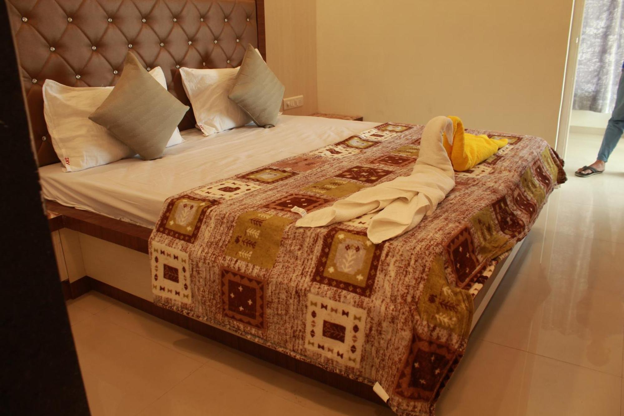Hotel Skylark Vapi Bagian luar foto
