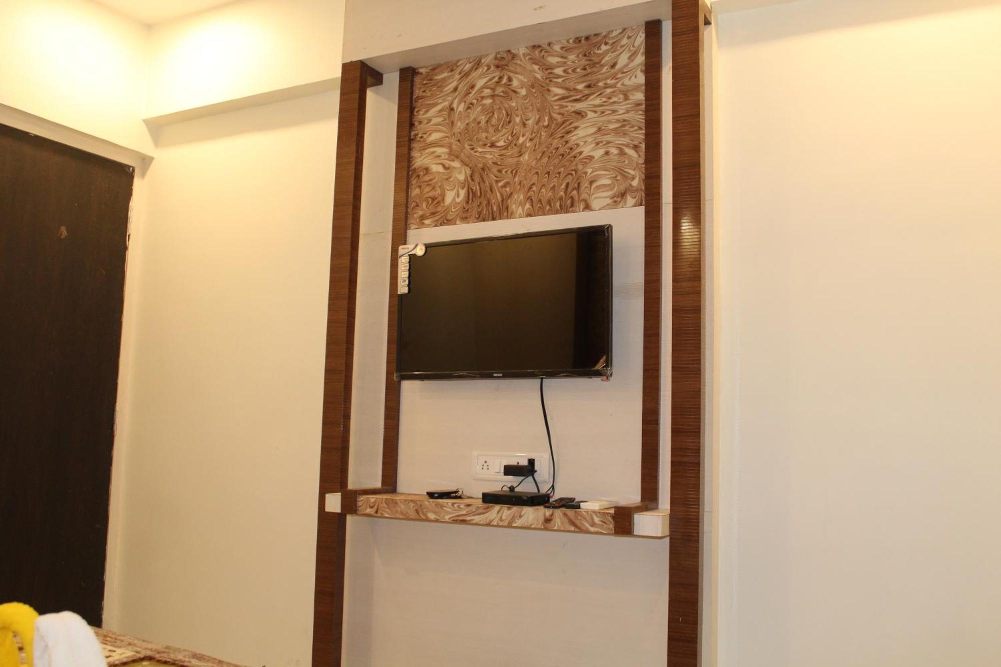 Hotel Skylark Vapi Bagian luar foto
