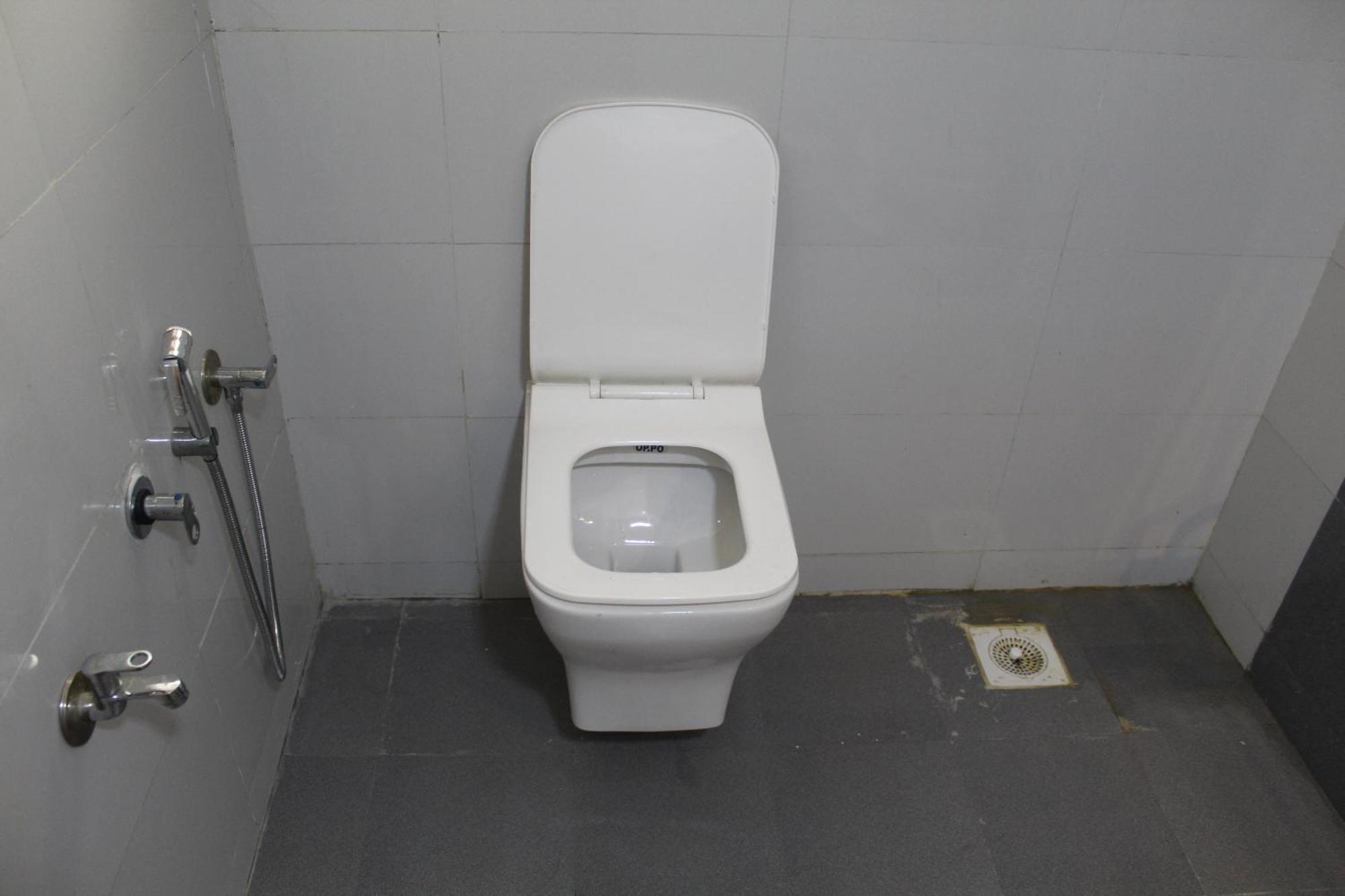 Hotel Skylark Vapi Bagian luar foto