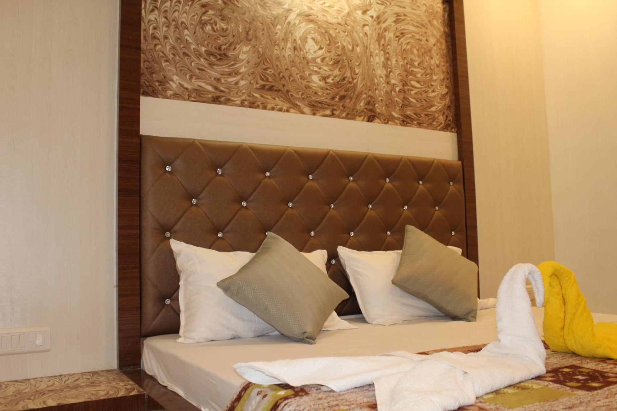 Hotel Skylark Vapi Bagian luar foto
